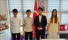 İLÇE MİLLİ EĞİTİM MÜDÜRÜMÜZ LGS ŞAMPİYONUMUZU ÖDÜLLENDİRDİ